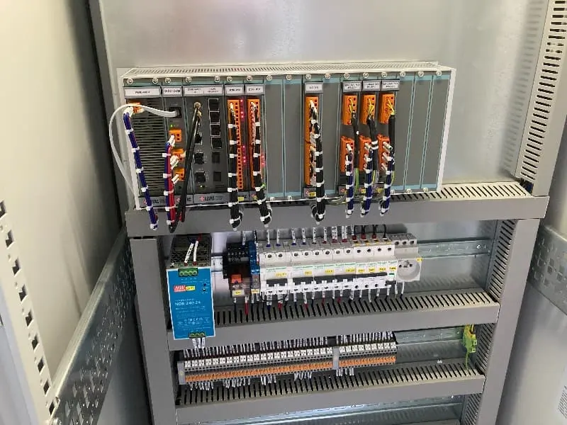 Uspořádání rozvaděče dispečerského řízení FVE pro regulaci výkonu výrobny