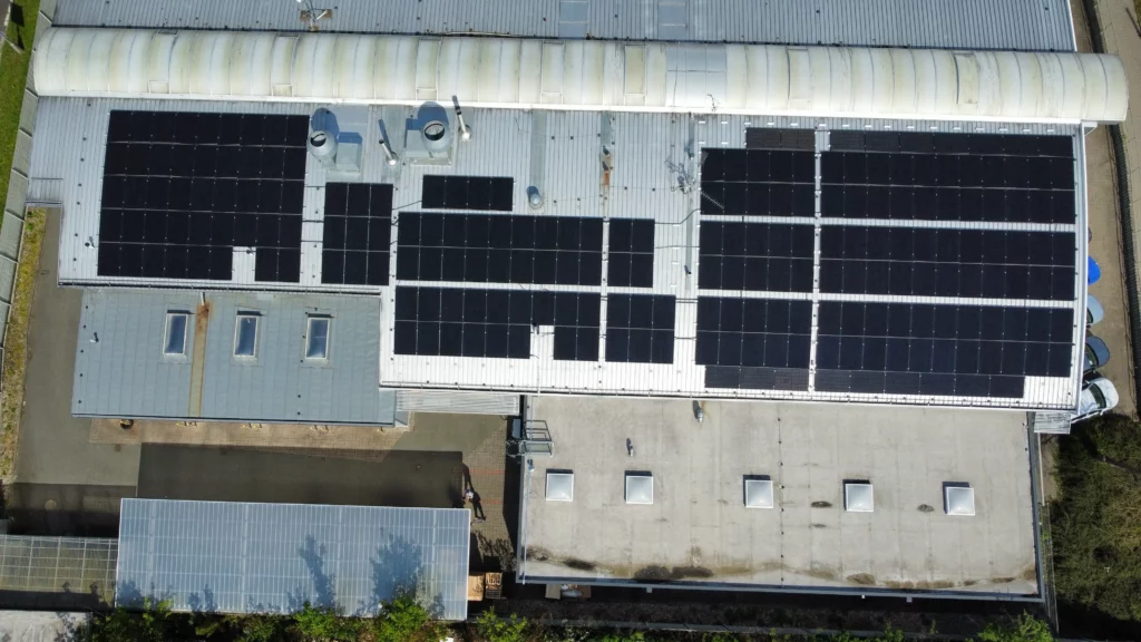 ukázka dokončené střechy a instalace FVE