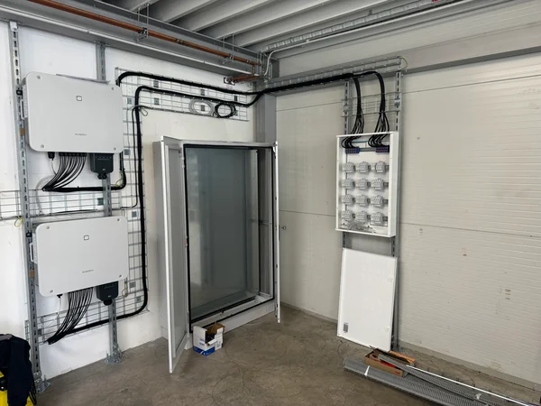 ukázka instalace rozvaděče FVE pro projekt střešní FVE