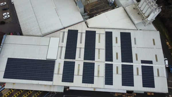 dokončený projekt na fotovoltaiku která je umístěná na střeše