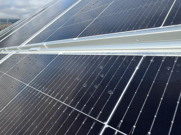 obrázek znázorňuje detail fotovoltaických panelů použitých v dotaci na fotovoltaiku 2025
